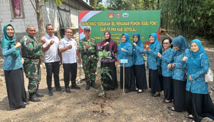 Satgas TMMD Hijaukan Desa Sarimulyo, Tanam 100 Bibit Buah Demi Ketahanan Pangan