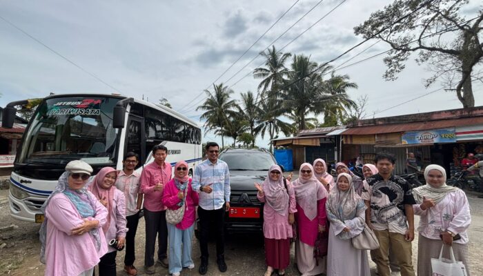 Ketua DPRD Kabupaten Solok Ivoni Munir, S. Farm, Apt Hadiri Kegiatan Pengolahan Jahe Merah Tahap Lanjutan di Nagari Batu Banyak, bersama Fakultas Farmasi Unand.