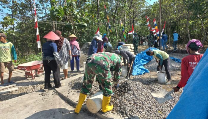Gotong Royong Tanpa Batas: Ibu-Ibu di Sarimulyo Turut Andil Sukseskan TMMD Boyolali
