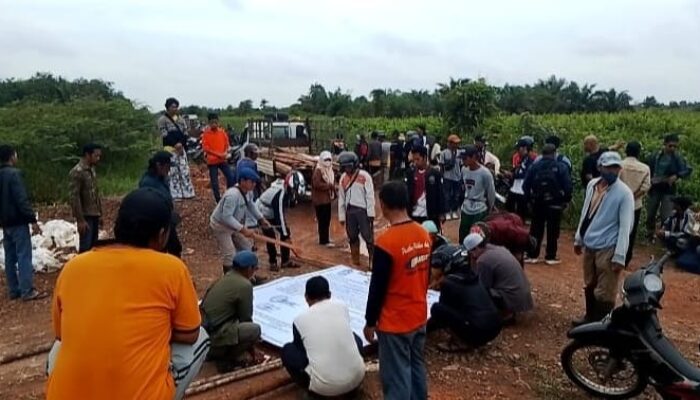 Warga Rasau Jaya Umum Pasang Baliho Besar Tolak Klaim Sepihak Lahan Perbatasan