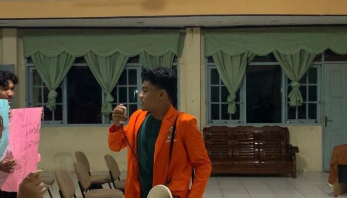 Aksi ujuk rasa Amk-P di Polda Riau menteri orkesbud Zhabran meminta ketua STIE Riau mencopot Presma STIE Riau Azmi zandri