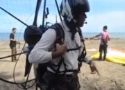 Irjen Pol Puja Laksana Berikan Tutorial Paramotor di Pantai Panjang Padang.