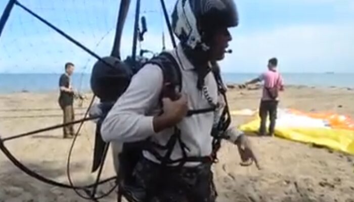 Irjen Pol Puja Laksana Berikan Tutorial Paramotor di Pantai Panjang Padang.