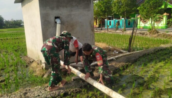 Babinsa Dampingi Petani dalam Pengairan Sawah