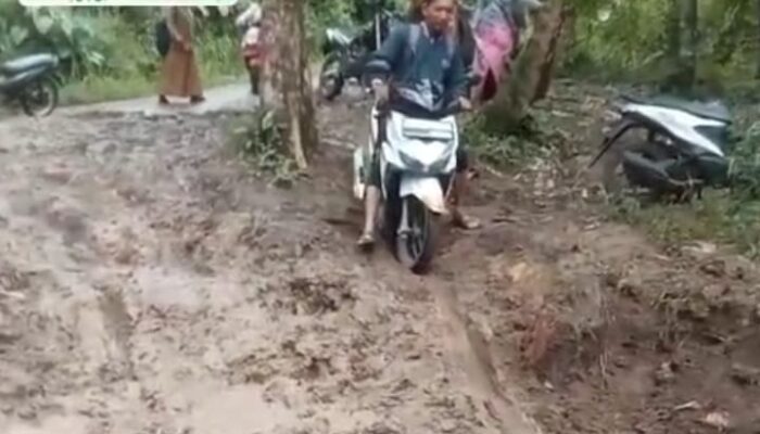 Jalan Desa Hegar Manah Sindang Ratu Rusak Parah, Pemerintah Kemana?