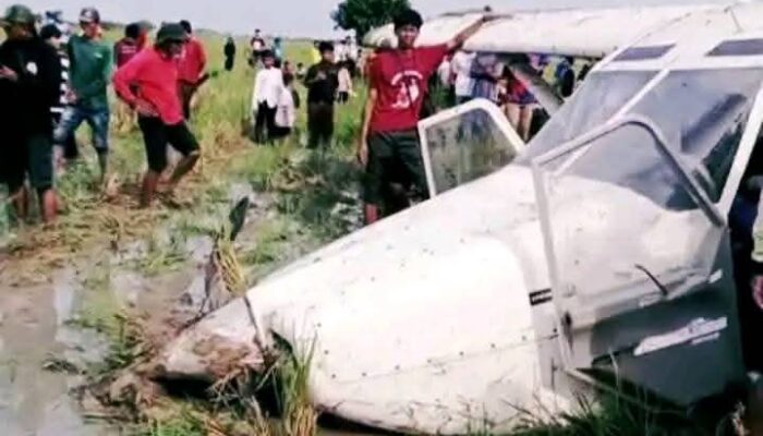 Pesawat Cessna terjatuh diarea persawahan, beruntung tidak ada korban jiwa
