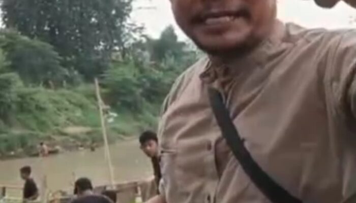 Warga Antusias Menjala Ikan Mabuk di Kali CBL Cikarang Jati Sukajaya