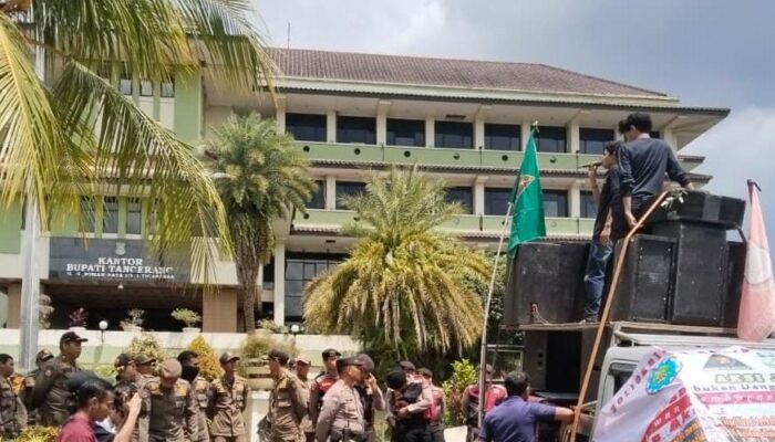 Tiga Kali Berturut-turut, Aliansi Masyarakat Kembali Geruduk Kantor Bupati Tangerang Terkait Pemborosan APBD