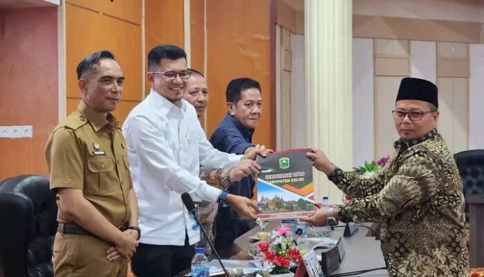 Ketua DPRD Kabupaten Solok Pimpin Rapat Paripurna Penetapan Propemperda 2026 di Penghujung Tahun 2025