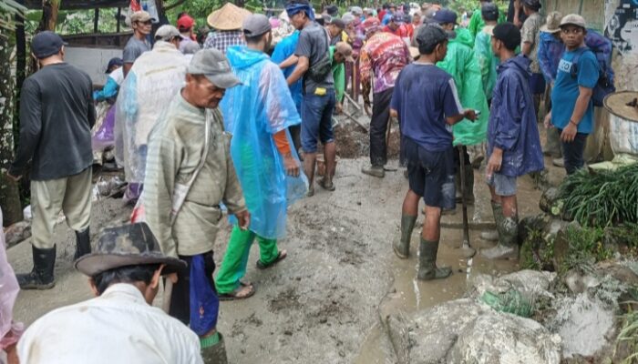 KSM SIMASUKMA:  Bangun Jalan Dengan Swadaya!!  Pemerintah Tidak Hadir Ada Apa???