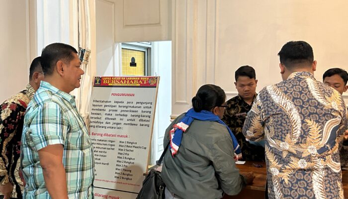 Pastikan Layanan Prima di Tahun Baru, Kalapas Labuhan Ruku Pantau Langsung Kunjungan Warga Binaan