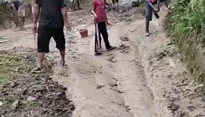 Warga Gotong Royong Perbaiki Jalan Poros Desa Jayamanik, Kekesalan terhadap Pemerintah Kian Memuncak