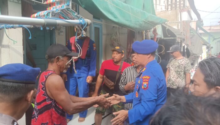 Nelayan Asal Lumpur Gresik Ditemukan Meninggal Dunia Mengapung, Satpolairud Polres Gresik Bantu Lakukan Evakuasi