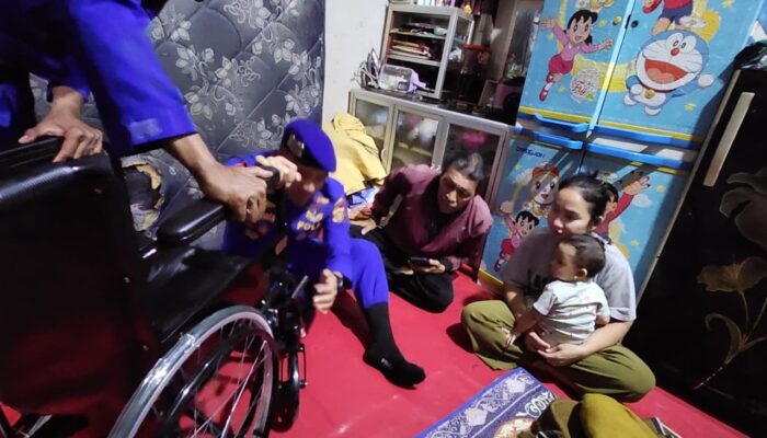 Polisi Peduli Kesehatan Pesisir, Dirpolairud Polda Metro Jaya Salurkan Bantuan Kursi Roda