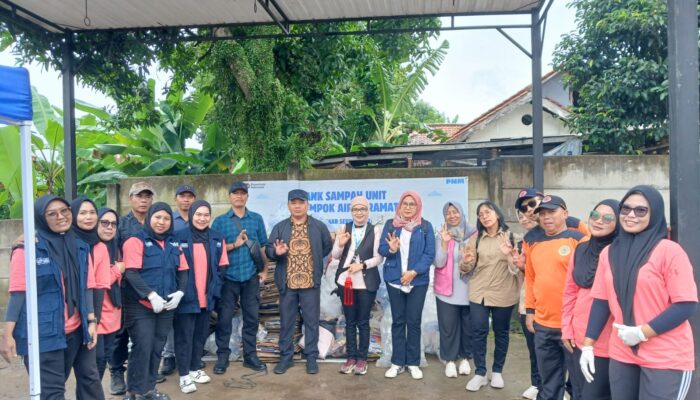 Lurah Jelupang Bersama Tim KLH Tinjau Bank Sampah Warga