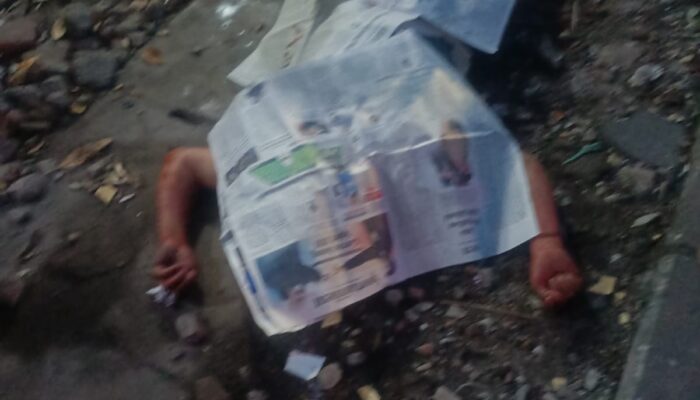 Dibacok di Bagian Perut Seorang Pria Tewas Bersimbah Darah di depan Warkop Coffe Black