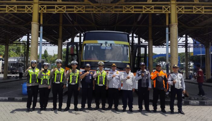 Satlantas Polres Gresik Sapa Driver dan Ramp Check Bus demi Keselamatan Penumpang