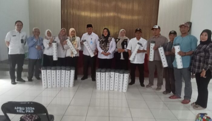 Sekcam Pondok Aren dan Lurah Pondok Kacang Barat Sosialisasikan Biopori kepada Warga