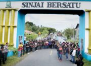 Ribuan Masyarakat Hadir Saat Pelepasan Mantan Kapolres Sinjai AKBP Harry Azhar, Suasa Pun Jadi Haru