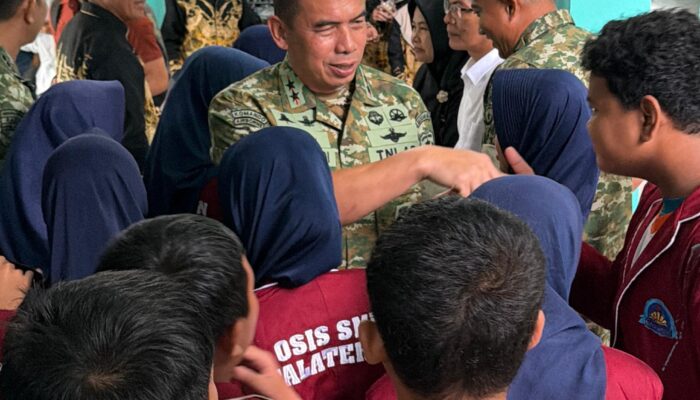Pangdam Jaya Saksikan Langsung Implementasi Program Makan Bergizi Gratis di SMP Falatehan