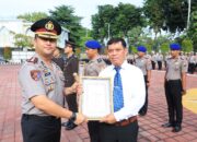 Kapolres Gresik Apresiasi Dedikasi Personel, 63 Anggota Terima Penghargaan dan Satyalancana