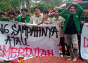 Mahasiswa BEM UMJ Gelar Aksi Protes Sampah di Kantor Wali Kota Tangsel