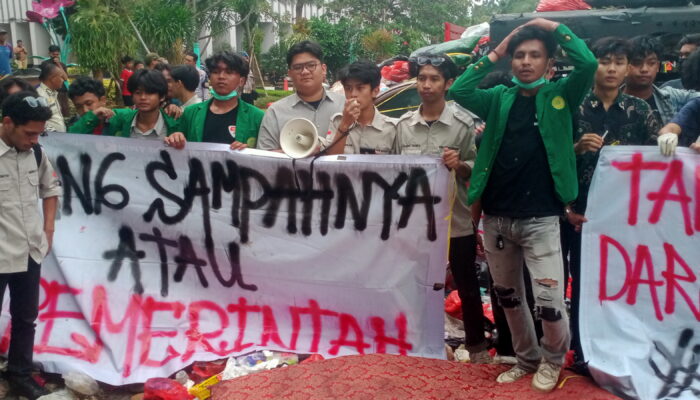 Mahasiswa BEM UMJ Gelar Aksi Protes Sampah di Kantor Wali Kota Tangsel