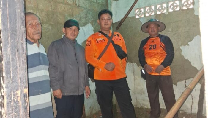 Lurah Parigi Bersama BPBD Tangsel Evakuasi Rumah Roboh di RT 03/01