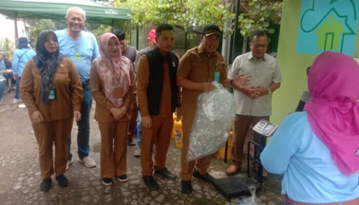 Sekcam Pondok Aren dan Lurah Pondok Karya Tinjau Bank Sampah Mandar RW 10 Bintaro