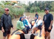 Kepala Desa Pasir Bolang Turut Serta Membantu Warga Terdampak Banjir 