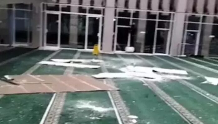 Plafon Masjid Al-I’tishom di Puspemkot Tangsel Ambruk Saat Salat Subuh, Jamaah Panik