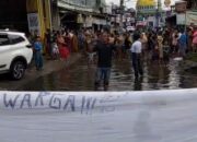 Warga Karang Asih Tutup Jalan KH Fudholi, Protes Banjir dan Jalan Rusak