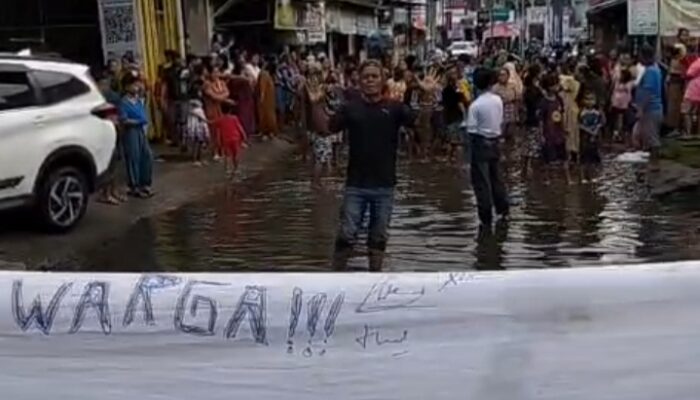 Warga Karang Asih Tutup Jalan KH Fudholi, Protes Banjir dan Jalan Rusak