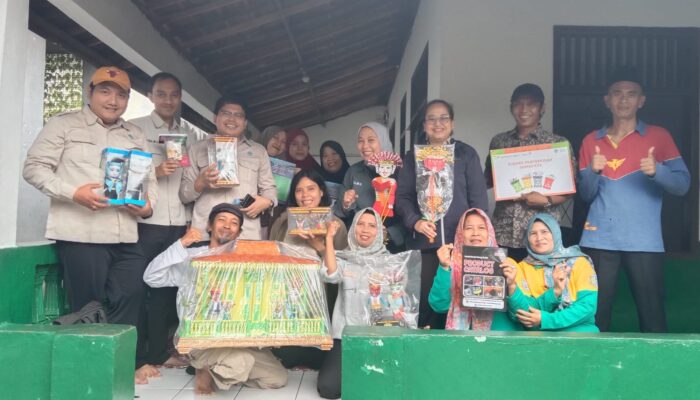 Tim KLH Bersama Sekretaris Kelurahan Rempoa Tinjau Pengelolaan Sampah di Bank Sampah Anggur