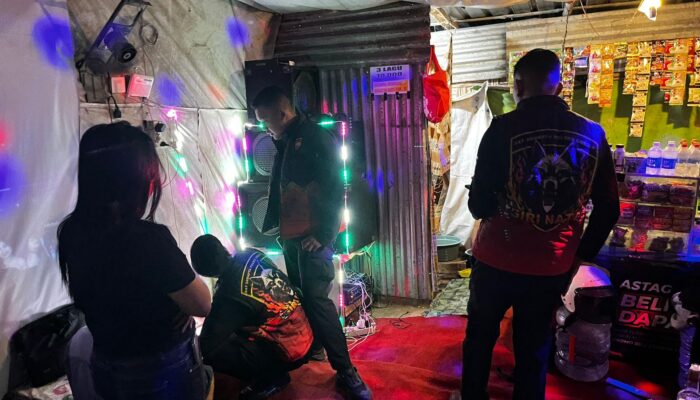 Polres Gresik Sikat Peredaran Miras di Menganti, Puluhan Botol Diamankan dari Warung Karaoke