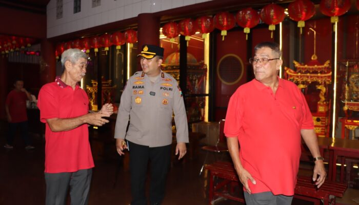 Pastikan Imlek Kondusif, Kapolres Gresik Tinjau Pengamanan di Klenteng Kim Hin Kiong