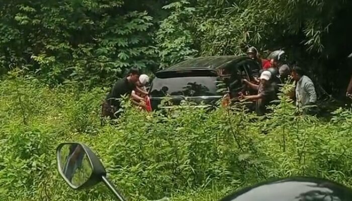 Diduga Sopir Mengantuk, Mobil Innova Terjun dari Fly Over CMC