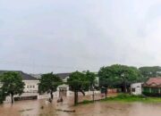 Jalan Raya Cikarang Depan Kantor Desa Pasir Gombong Terendam Banjir, Kendaraan Tak Bisa Melintas