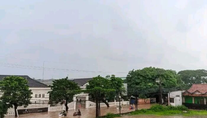 Jalan Raya Cikarang Depan Kantor Desa Pasir Gombong Terendam Banjir, Kendaraan Tak Bisa Melintas