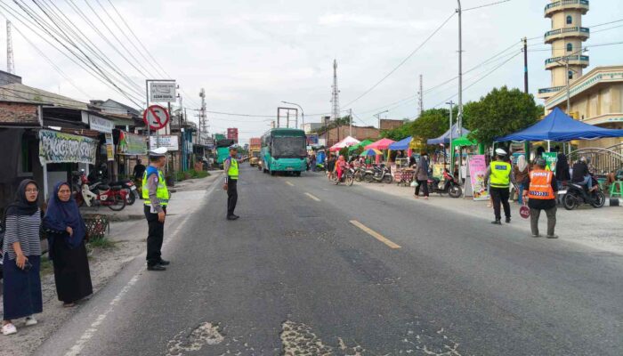 Satlantas Polres Batu Bara Atur Lalu Lintas di Pasar Takjil, Pastikan Keamanan dan Kelancaran Arus Jelang Berbuka   