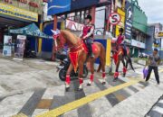 Hadirkan Keamanan yang Humanis, Personel Den Turangga Polri Gelar Patroli Berkuda di Jantung Kota Depok