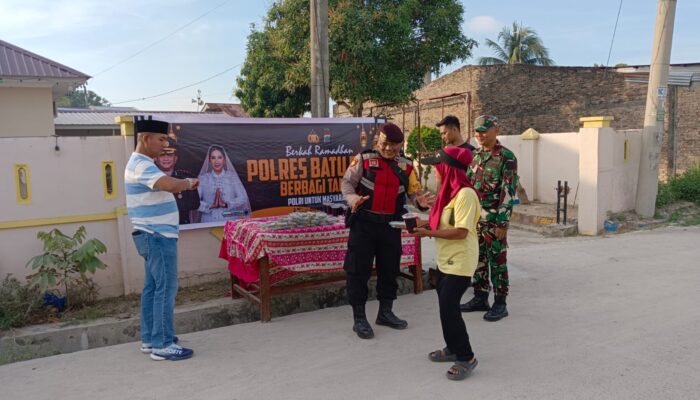 Kapolsek Medang Deras Laksanakan Kegiatan Berbagi Takjil sebagai Bentuk Peduli Masa Ramadan