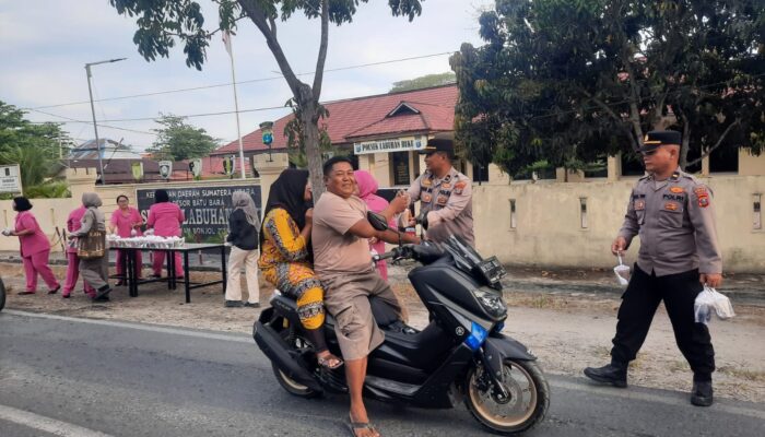 Kapolsek Labuhan Ruku Gelar Kegiatan Berkah Ramadhan, Bagikan Takjil kepada Masyarakat