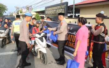 Kapolres Batu Bara Bersama Bhayangkari Bagikan Takjil kepada Masyarakat di Kota Lima Puluh