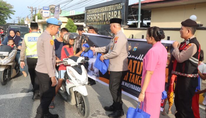 Kapolres Batu Bara Bersama Bhayangkari Bagikan Takjil kepada Masyarakat di Kota Lima Puluh