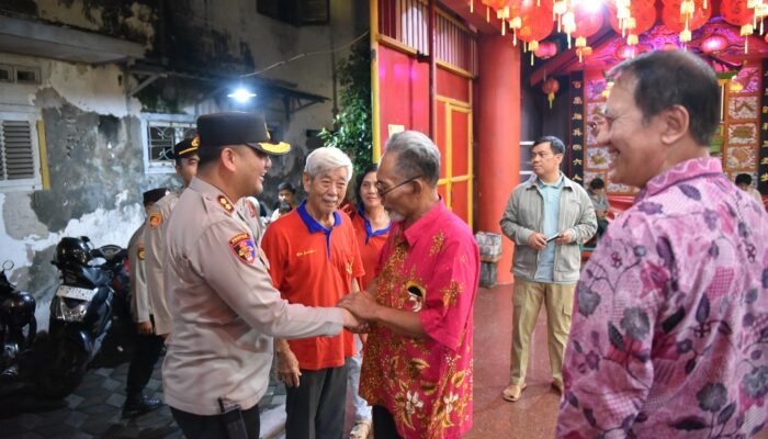 Kapolres Gresik AKBP Ramadhan Nasution Tinjau Langsung Pengamanan Cap Go Meh di Klenteng Kim Hin Kiong