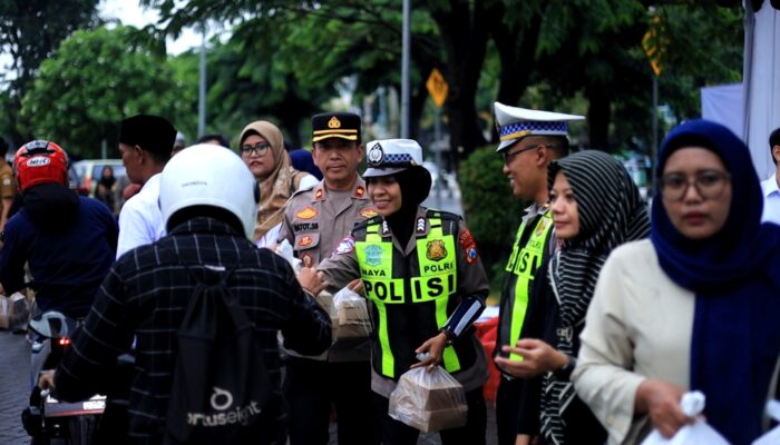 Program Polantas Menyapa, Satlantas Polres Gresik dan REI Bagi Takjil untuk Pengguna Jalan