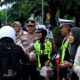Program Polantas Menyapa, Satlantas Polres Gresik dan REI Bagi Takjil untuk Pengguna Jalan