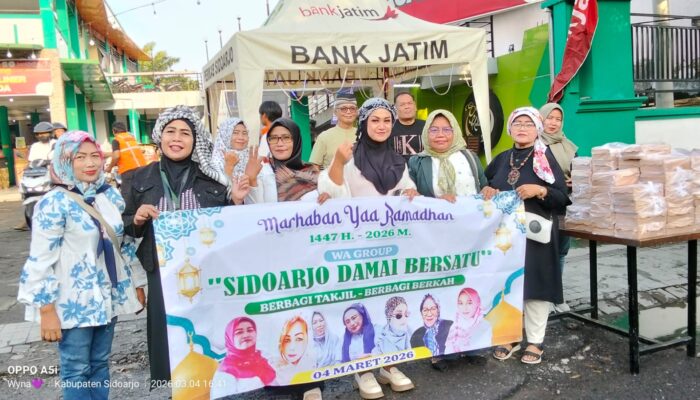 Persatuan Perempuan Sidoarjo Berbagi Takjil dan Suarakan Perdamaian Untuk Pimpinan Sidoarjo