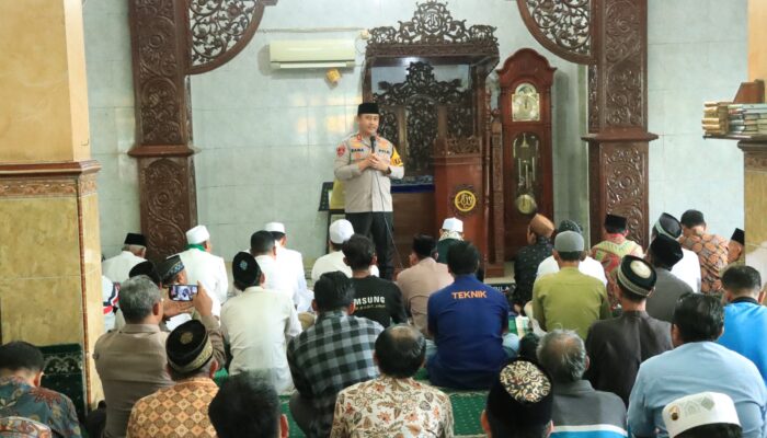 Kapolres Gresik Sholat Jumat di Masjid Ainul Yaqin Wringinanom, Ajak Warga Jaga Kamtibmas Selama Ramadan